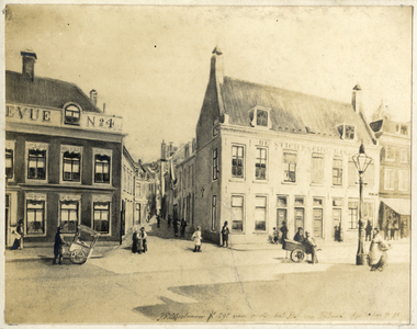 500861 Gezicht op de ingang van de Drieharingstraat te Utrecht met op de linkerhoek het hotel Bellevue (Vredenburg 4) ...